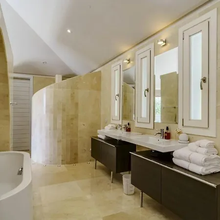 Villa Exclusiva Con Terraza Y Jardin