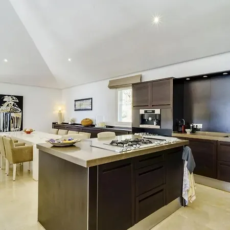 Villa Exclusiva Con Terraza Y Jardin