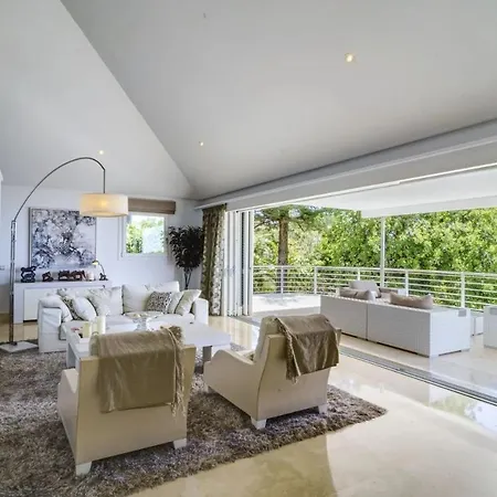 Villa Exclusiva Con Terraza Y Jardin *