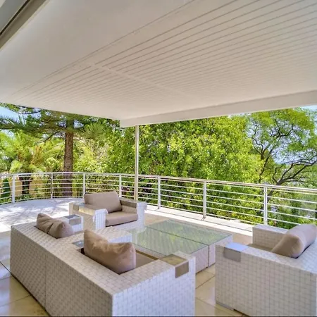 Villa Exclusiva Con Terraza Y Jardin