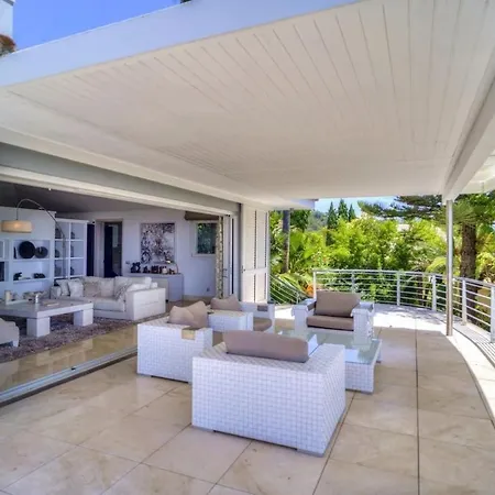 Villa Exclusiva Con Terraza Y Jardin *